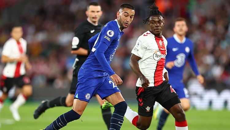 Graham Potter mengonfirmasi Hakim Ziyech akan dimainkan di laga Liga Inggris (Premier League) antara Chelsea vs Fulham usai gagal pindah ke Paris Saint-Germain. Copyright: © REUTERS/David Klein