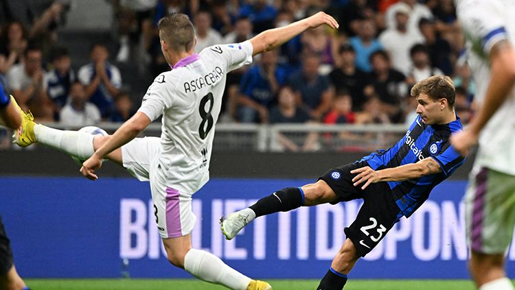 Pemain Inter Milan, Nicolo Barella, saat melepaskan tendangan ke arah gawang Cremonese di Liga Italia. Copyright: © REUTERS/Alberto Lingria