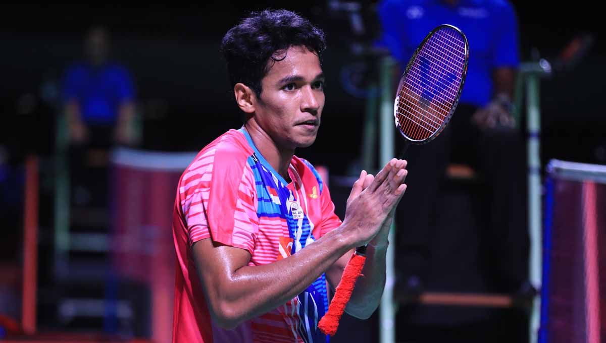 Chico Aura Dwi Wardoyo tersingkir dari bintang China Li Shi Feng di babak pertama Australian Open, netizen salah fokus ekspresi coach Irwansyah. Copyright: © PBSI