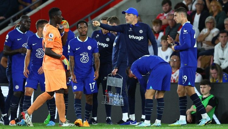 Para pemain Chelsea mendengarkan arahan Thomas Tuchel di laga kontra Southampton (31/08/22). Foto: REUTERS/David Klein. Copyright: © REUTERS/David Klein