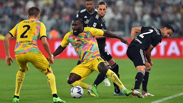 Pemain Spezia, M'Bala Nzola berusaha melindungi bola dari rebutan para pemain Juventus di Liga Italia. Copyright: © REUTERS/Massimo Pinca