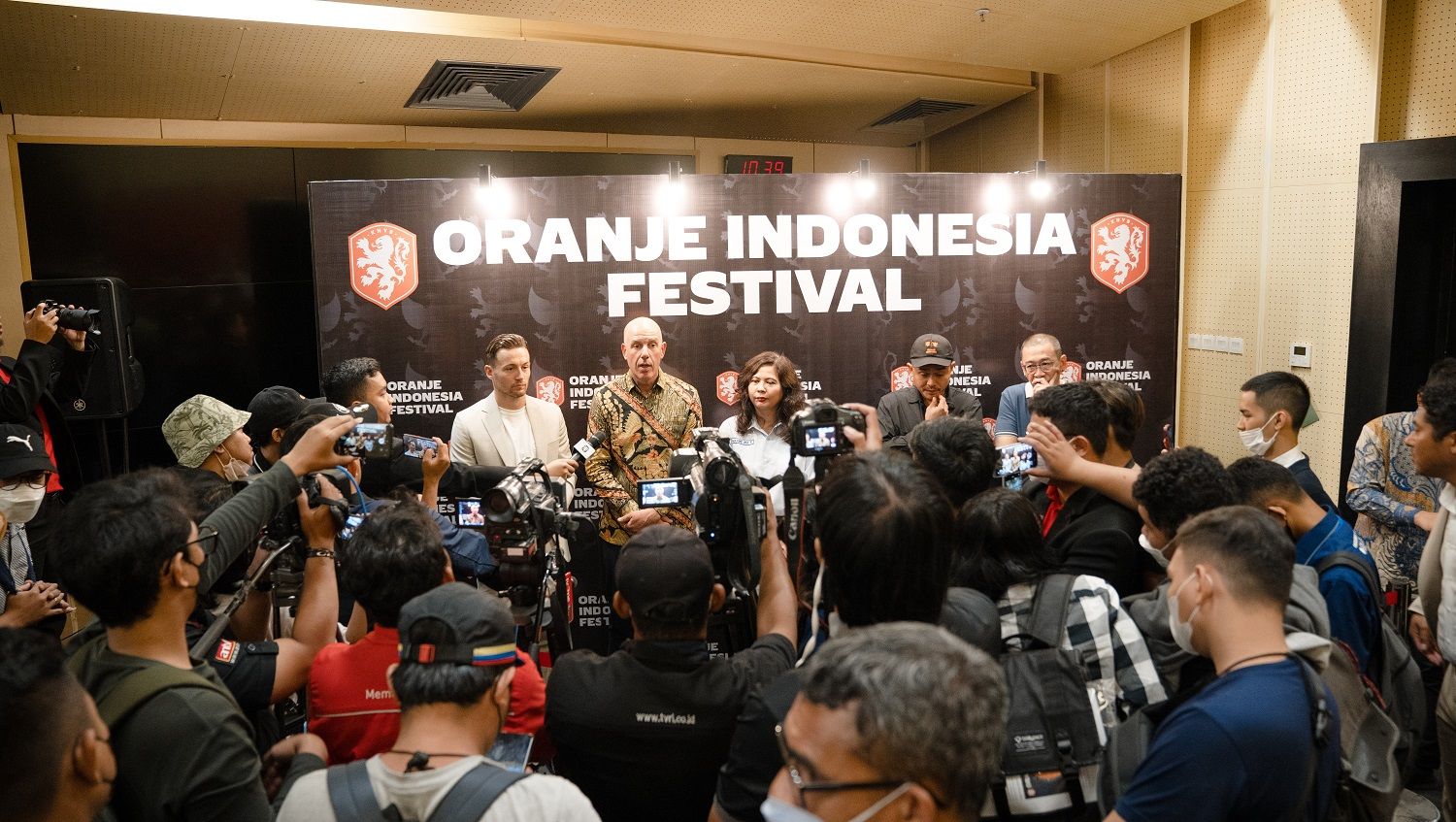 Sekjen KNVB, Gijs de Jong bersama Wasekjen PSSI  Maaike Ira Puspita terkait Kegiatan Festival Oranje Indonesia Copyright: © Oranje Indonesia