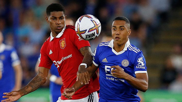 Penyerang Manchester United, Marcus Rashford berduel dengan pemain Leicester City di Liga Inggris. Copyright: © REUTERS/Craig Brough