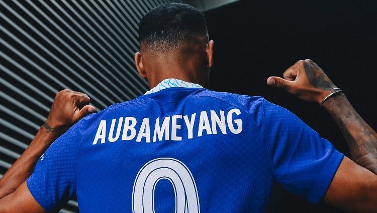 Pierre-Emerick Aubameyang mengenakan nomor punggung 9 di Chelsea. Copyright: © Twitter/Chelsea
