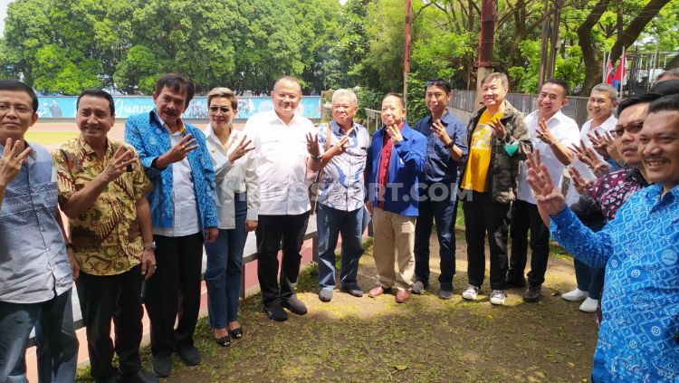 Muhammad Budiana (kelima dari kiri), siap maju sebagai calon Ketua Umum KONI Jawa Barat (Jabar) masa bakti 2022-2026. Copyright: © Arif Rahman/INDOSPORT