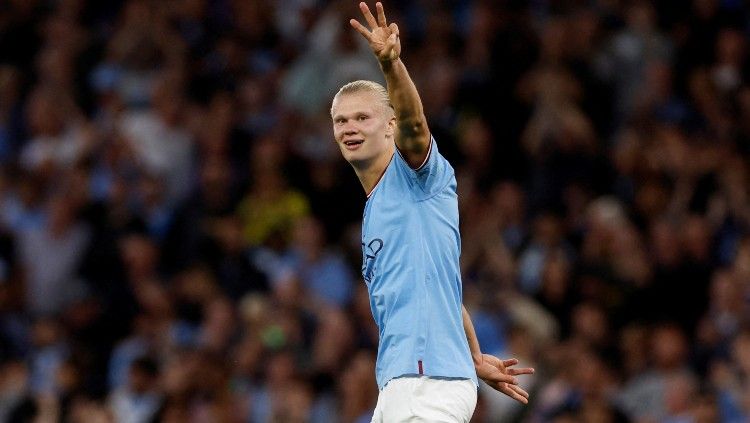 Erling Haaland setelah mencetak hattrick di laga Manchester City vs Nottingham Forest (01/09/22). Foto: Reuters/Jason Cairnduff. Copyright: © Reuters/Jason Cairnduff