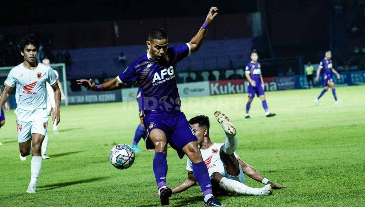 Pemain Persik, Ady Eko Jayanto saat menghadapi PSM Makassar di lanjutan Liga 1. Copyright: © Ian Setiawan/INDOSPORT