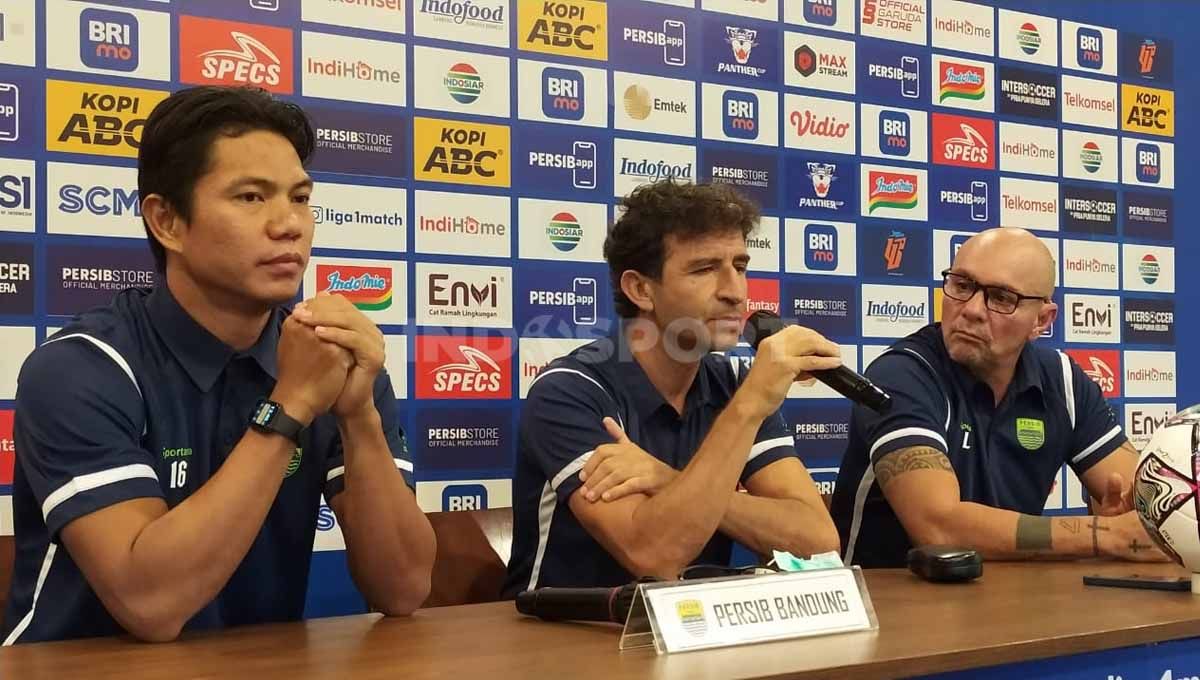 Pelatih Persib, Luis Milla (tengah) saat konferensi pers menjelang pertandingan lawan RANS Nusantara FC. Copyright: © Arif Rahman/INDOSPORT