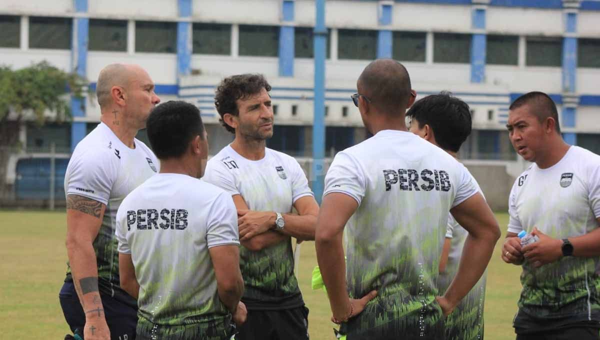 Pelatih Luis Milla saat memimpin latihan Persib Bandung sebagai persiapan lanjutan kompetisi Liga 1 di Stadion Persib, Jalan Ahmad Yani. Foto: Arif Rahman/INDOSPORT Copyright: © Arif Rahman/INDOSPORT