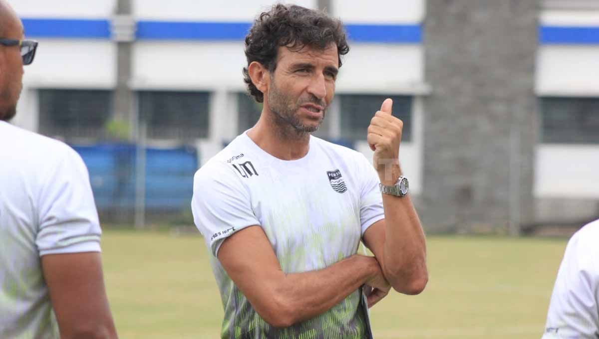 Luis Milla buka suara jelang pertandingan Liga 1 Persib vs Persita, Rabu (21/12/22). Foto: Arif Rahman/INDOSPORT. Copyright: © Arif Rahman/INDOSPORT