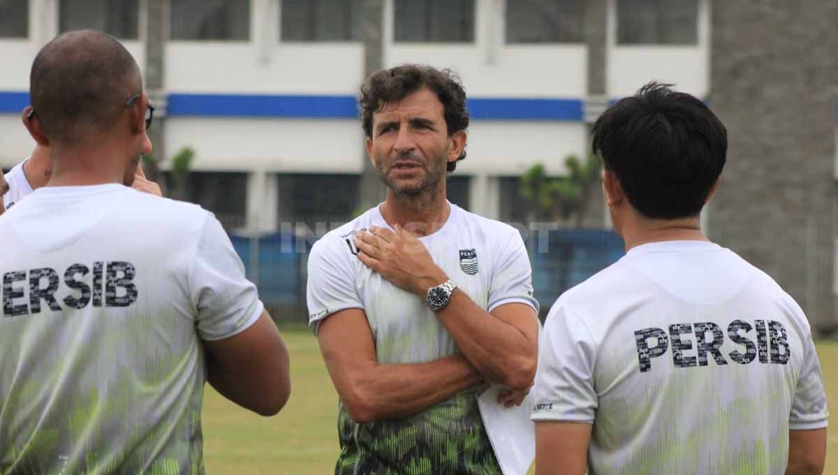 Pelatih Persib Bandung, Luis Milla, memberikan komentar mengenai penampilan Persija Jakarta yang tidak terkalahkan pada sembilan pertandingan Liga 1 2022-2023. Copyright: © Arif Rahman/INDOSPORT