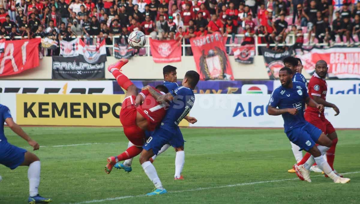 Pertandingan antara Persis Solo melawan PSIS Semarang di BRI Liga 1 2022.. Copyright: © Nofik Lukman Hakim/INDOSPORT