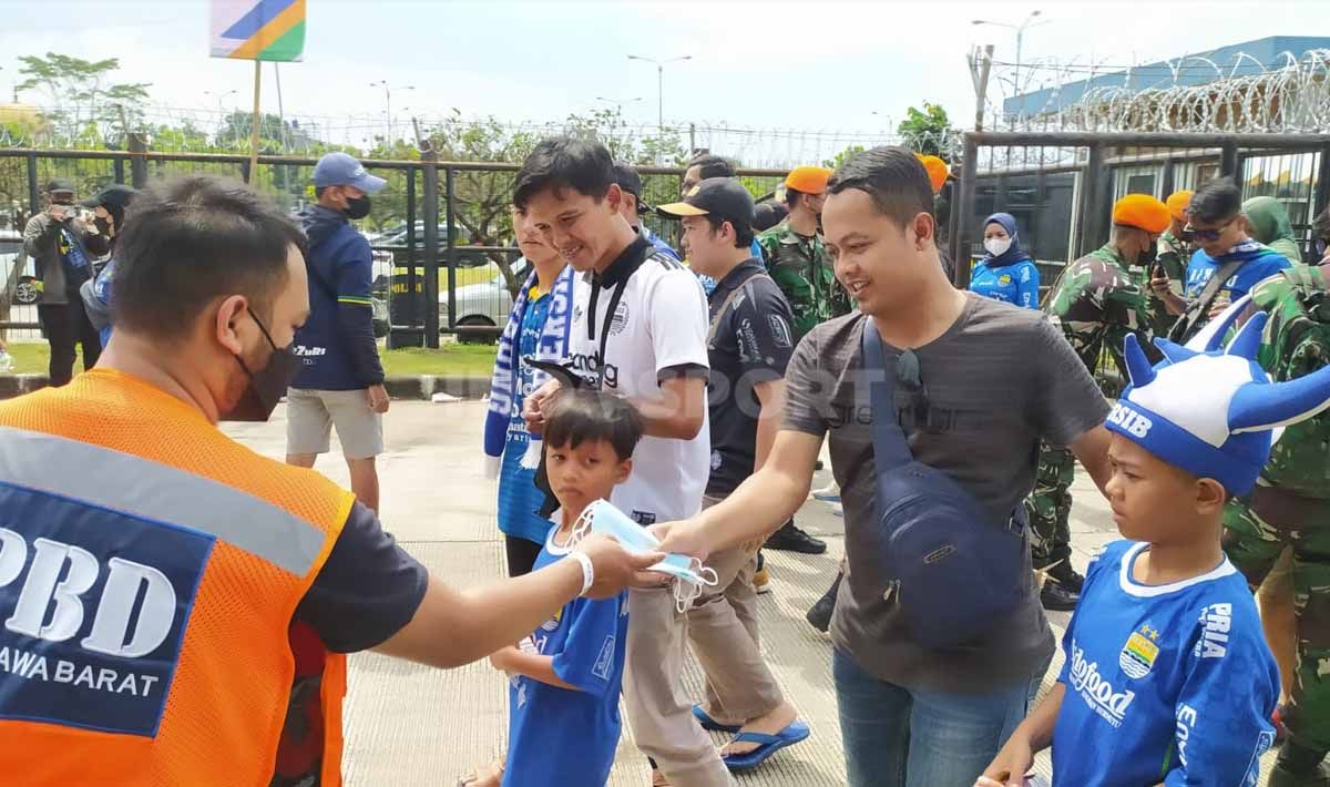 Petugas keamanan memeriksa barang bawaan Bobotoh yang akan memasuki Stadion GBLA. Copyright: © Arif Rahman/INDOSPORT