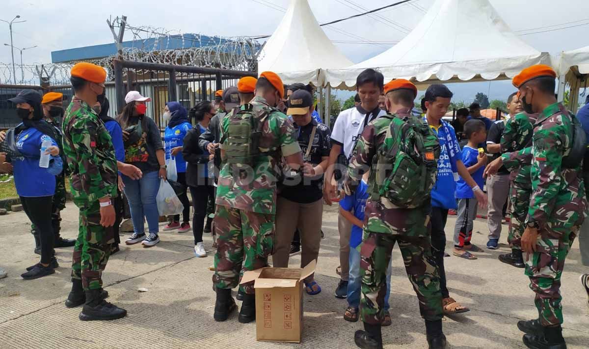 Petugas keamanan memeriksa barang bawaan Bobotoh yang akan memasuki Stadion GBLA. Copyright: © Arif Rahman/INDOSPORT