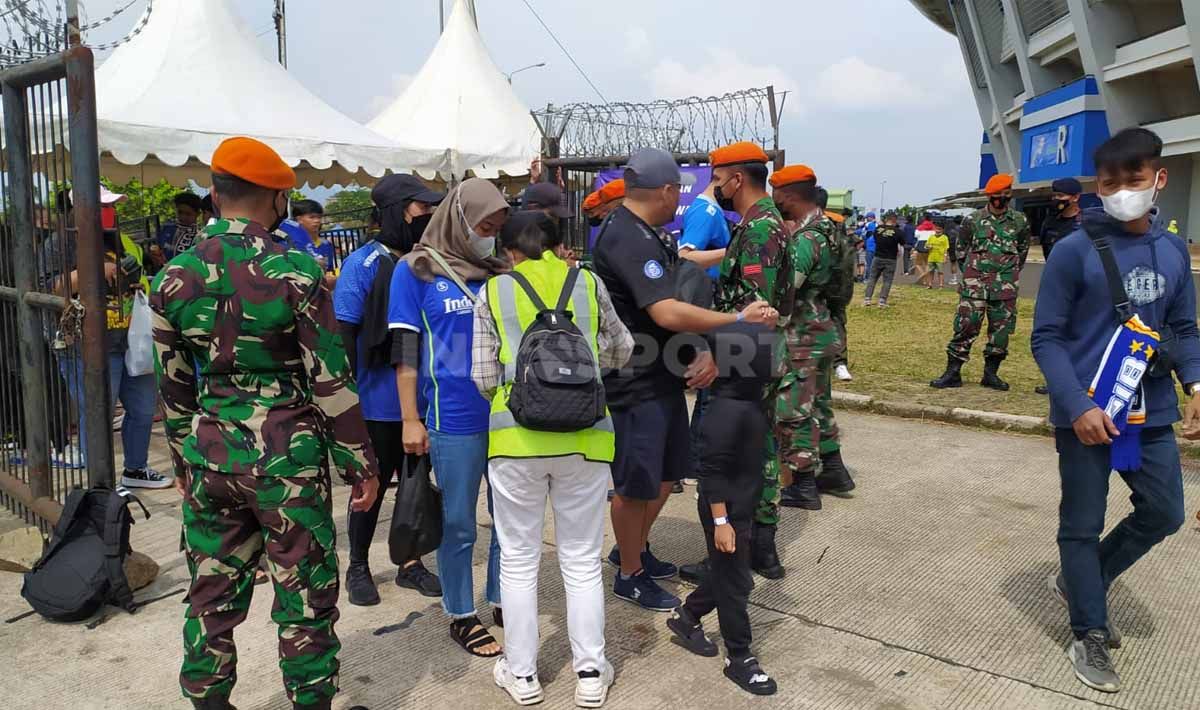 Petugas keamanan memeriksa barang bawaan Bobotoh yang akan memasuki Stadion GBLA. Copyright: © Arif Rahman/INDOSPORT