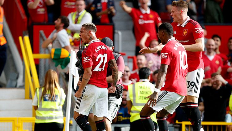 Selebrasi Antony usai mencetak gol untuk Manchester United melawan Arsenal di Liga Inggris. Copyright: © REUTERS/Craig Brough
