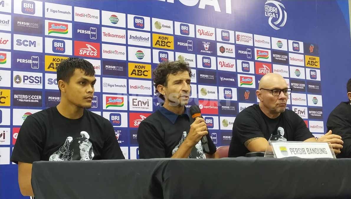 Pelatih Persib, Luis Milla (tengah) saat konferensi pers setelah pertandingan menghadapi RANS Nusantara. Copyright: © Arif Rahman/INDOSPORT