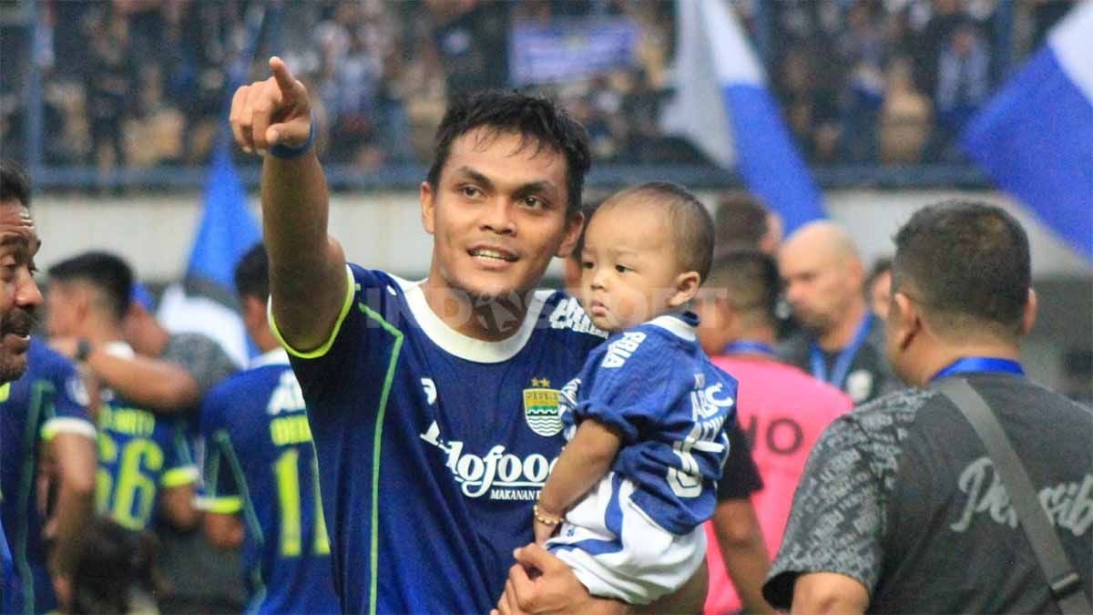 Rachmat Irianto, sudah satu musim bergabung dengan tim Persib Bandung. Namun ada cerita menarik dibalik proses kepindahannya dari Persebaya Surabaya. Copyright: © Arif Rahman/INDOSPORT