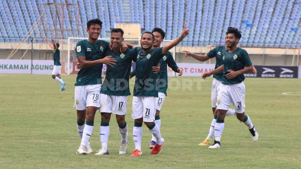 Selebrasi gol pemain PSKC Cimahi, Sukaraja, ke gawang PSDS. Copyright: © Arif Rahman/INDOSPORT