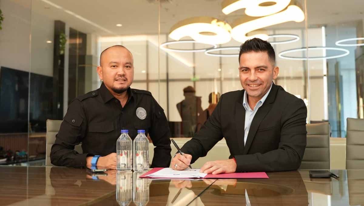 Ali Rifki (manajer) bersama Javier Roca bersepakat dalam kontrak melatih Arema FC. Foto: MO Arema FC Copyright: © MO Arema FC