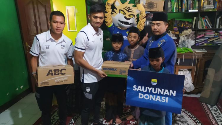 Erwin Ramdani dan Fitrul Dwi Rustapa, mewakili tim Persib Bandung mengunjungi panti asuhan dalam rangka ulang tahun PT Persib Bandung Bermartabat (PBB) ke-13. Copyright: © Arif Rahman/INDOSPORT