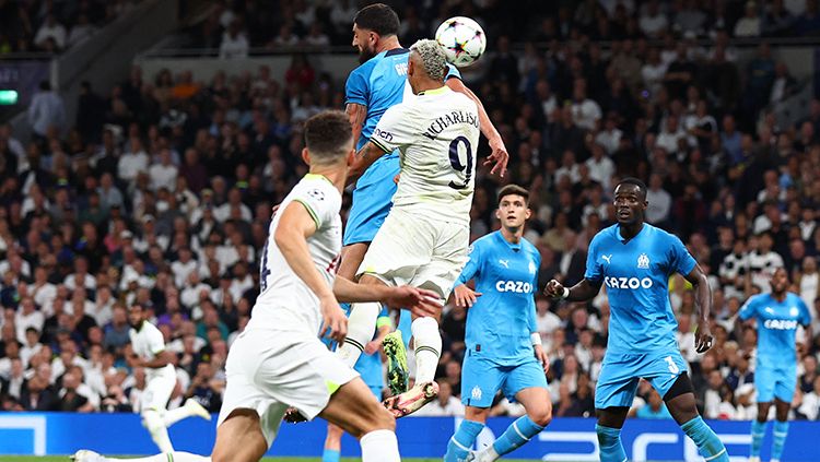 Aksi Richarlison melakukan sundulan dan gol di laga Tottenham Hotspur vs Marseille di Liga Champions. Copyright: © REUTERS/David Klein