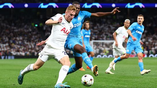 Duel sengit dua pemain Tottenham Hotspur dan Marseille dalam merebut bola di Liga Champions. Copyright: © REUTERS/David Klein