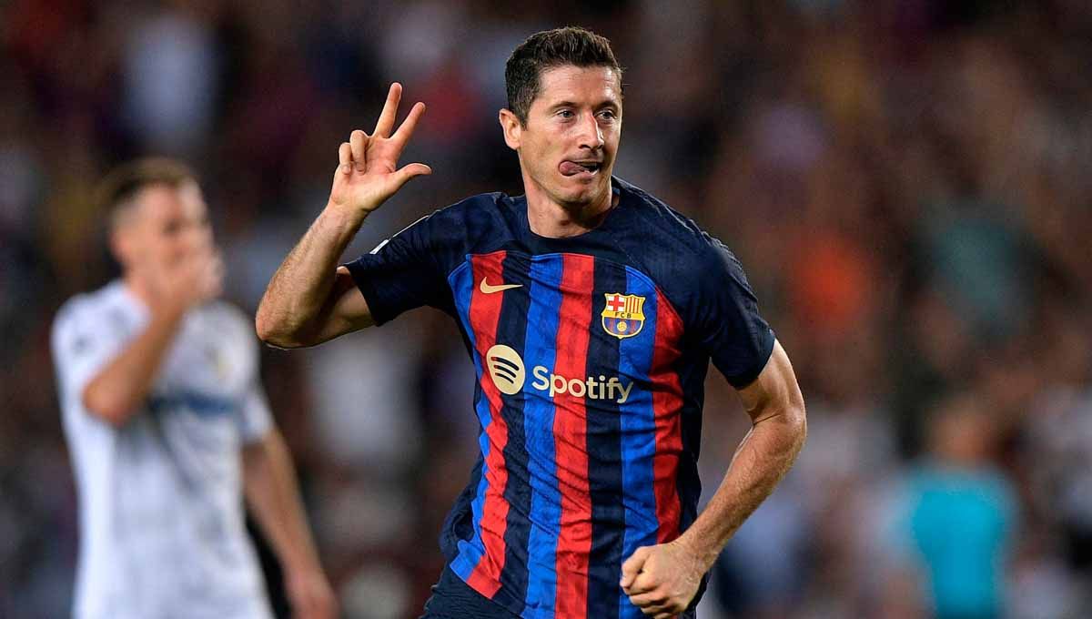 Dua kali dipecundangi Lionel Messi di ajang Ballon d'Or, Robert Lewandowski pilih ikut jejaknya dengan bela Barcelona di Liga Spanyol. Copyright: © REUTERS/Pablo Morano