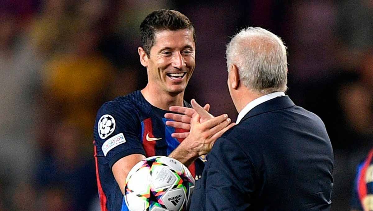 Carles Puyol percaya jika Barcelona sudah bisa bersaing lagi dengan Real Madrid berkat ketajaman Robert Lewandowski dan taktik dari Xavi Hernandez. Foto: REUTERS/Pablo Morano Copyright: © REUTERS/Pablo Morano