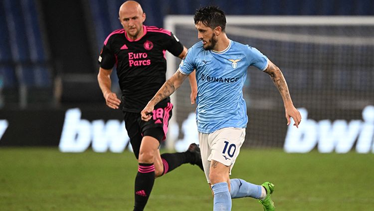 Pemain Lazio dibayangi oleh pemain Feyenoord di Liga Europa. Copyright: © REUTERS/Alberto Lingria