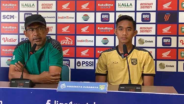 Pelatih Persebaya Surabaya, Aji Santoso, bersama pemainnya, Rizky Ridho, saat pre-match press conference vs PSM Makassar pada pekan ke-9 BRI Liga 1 2022/2023 Copyright: © Adriyan Adirizky/INDOSPORT