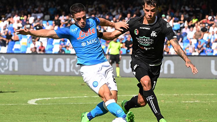 Perebutan bila pemain Napoli dengan Spezia di Liga Italia. Copyright: © REUTERS/Alberto Lingria