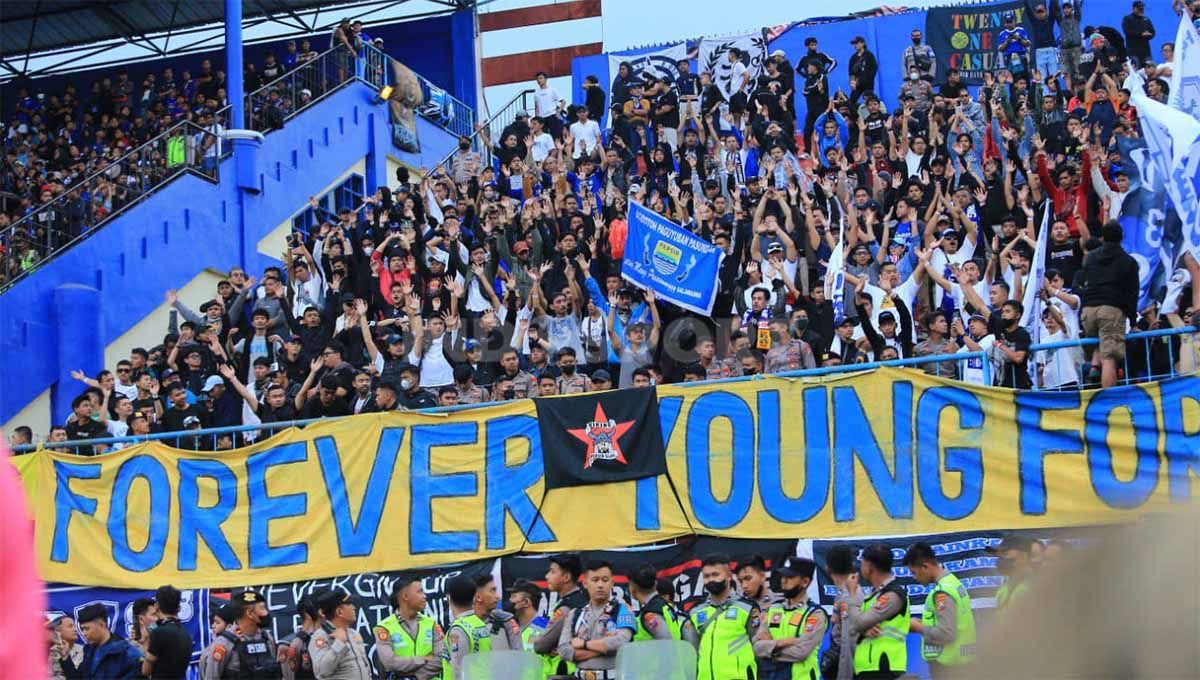 Suporter Persib di Std Kanjuruhan. Foto: Ian Setiawan/INDOSPORT Copyright: © Ian Setiawan/INDOSPORT