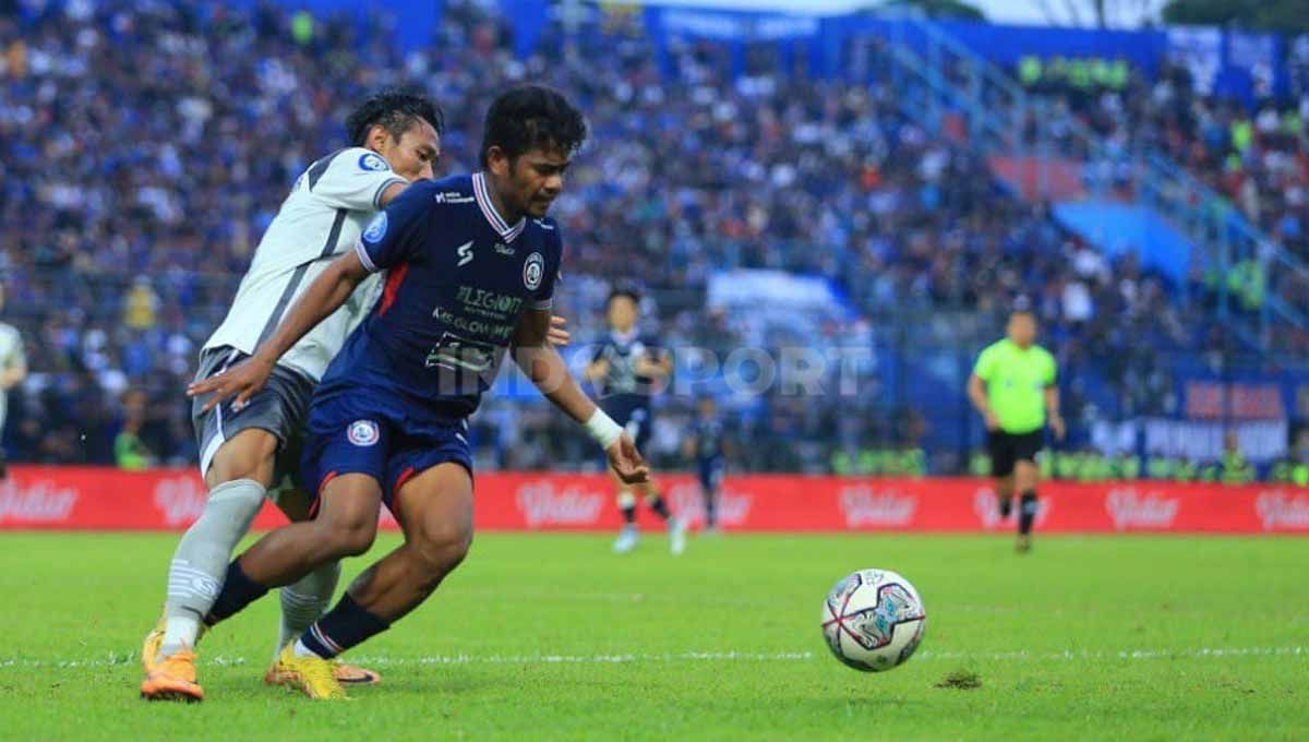 Manajemen Persib Bandung memastikan pertandingan kandang Liga 1 2022-2023 mengahadapi Arema FC akan digelar di Stadion Pakansari, Bogor, Kamis (23/02/23). Copyright: © Ian Setiawan/INDOSPORT