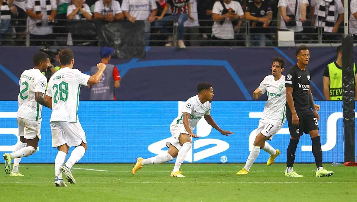 Selebrasi Marcus Edwards saat mencetak gol ke gawang Eintracht Frankfurt di Liga Champions. Foto: REUTERS/Kai Pfaffenbach. Copyright: © REUTERS/Kai Pfaffenbach