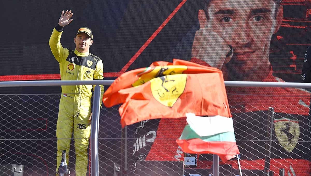 Pebalap Ferrari Charles Leclerc merayakan di podium setelah finis kedua di Grand Prix Italia. Foto: REUTERS/Massimo Pinca Copyright: © REUTERS/Massimo Pinca