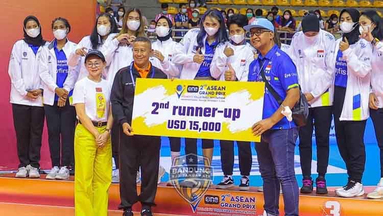 Timnas voli putri Indonesia yang diwakili Bandung BJB Tandamata, meraih medali perunggu ASEAN Grand Prix 2022. Copyright: © Dokumentasi BJB Tandamata