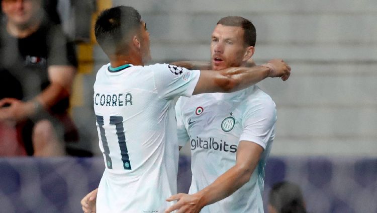 Pemain Inter Milan Edin Dzeko merayakan gol pertamanya bersama Joaquin Correa REUTERS-David W Cerny Copyright: © REUTERS-David W Cerny