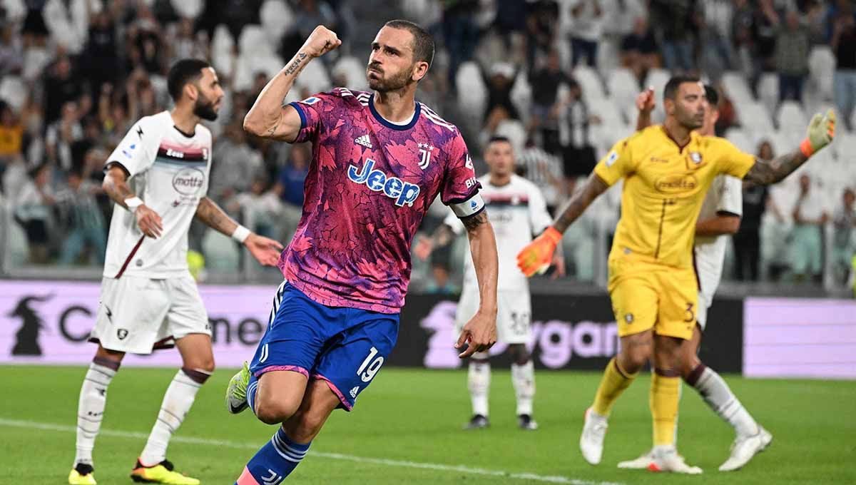 Komentar Leonardo Bonucci yang tidak tahu penyebab krisis Juventus di Liga Italia rupanya menyulut amarah suporter garis keras dan kini ban kaptennya terancam. Foto: REUTERS/Alberto Lingria Copyright: © REUTERS/Alberto Lingria