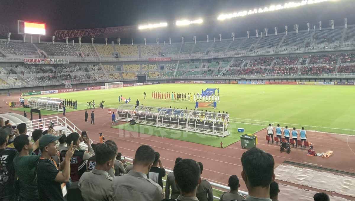 Suasana laga pertama Timnas Indonesia U-20 vs Timor Leste di Stadion Bung Tomo Kualifikasi Piala Asia U-20 2023. Foto: Ian Setiawan/INDOSPORT Copyright: © Ian Setiawan/INDOSPORT