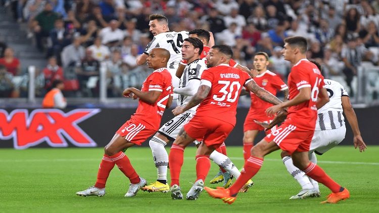 Para pemain Juventus hanya pasrah saat mendapat cemoohan dari pendukungnya sendiri menyusul kekalahan dari Benfica pada matchday kedua Liga Champions. REUTERS/Massimo Pinca Copyright: © reutersconnect.com