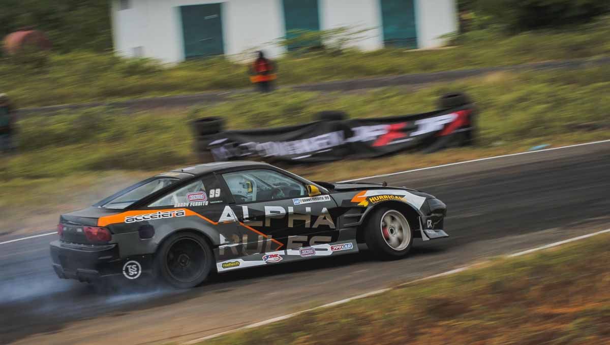 Drifter Danny Ferdito yang sudah lama absen dari podium akhirnya kembali meraih 2 prestasi paling bergengsi pada event Kejurnas Indonesian Drift Series putaran ke-3 di Semarang. Copyright: © Dok. Danny Ferdito