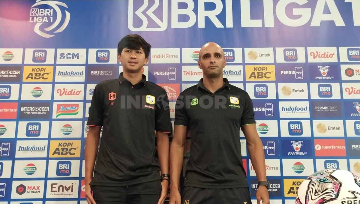 Caretaker Pelatih Barito Putera, Vitor Tinoco (kanan) dan pemainnya Muhammad Firly (kiri), saat konferensi pers menjelang pertandingan lawan Persib Bandung. Copyright: © Arif Rahman/INDOSPORT