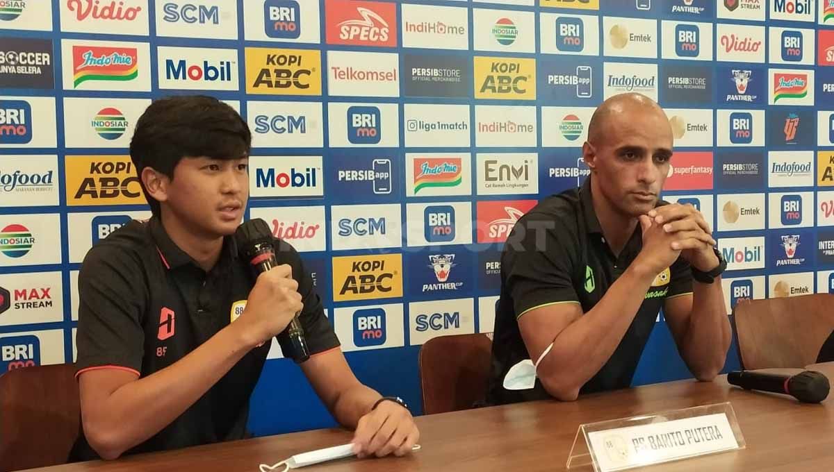 Caretaker Pelatih Barito Putera, Vitor Tinoco (kanan) dan pemainnya Muhammad Firly (kiri), saat konferensi pers menjelang pertandingan lawan Persib Bandung. Copyright: © Arif Rahman/INDOSPORT