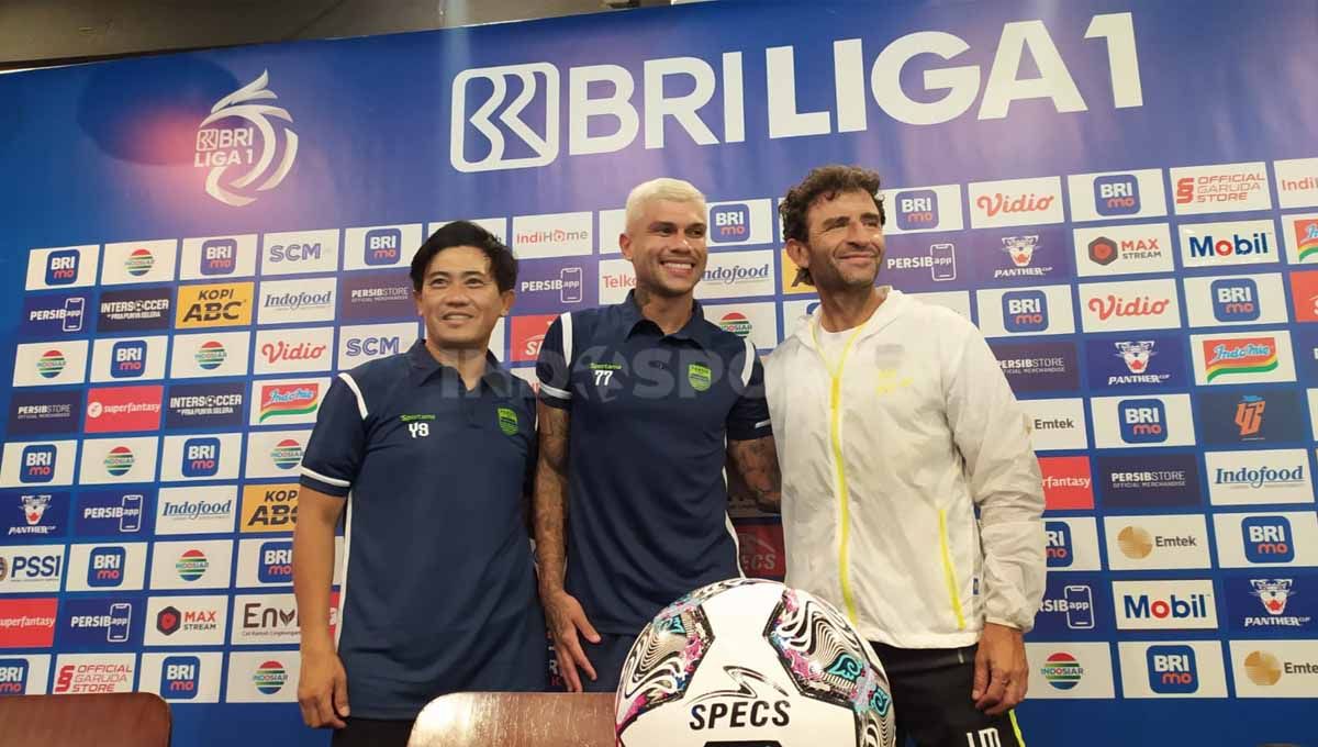 Pelatih Persib, Luis Milla (kanan) dan pemainnya Ciro Alves (tengah) saat konferensi pers menjelang pertandingan melawan Barito Putera. Foto: Arif Rahman/INDOSPORT Copyright: © Arif Rahman/INDOSPORT