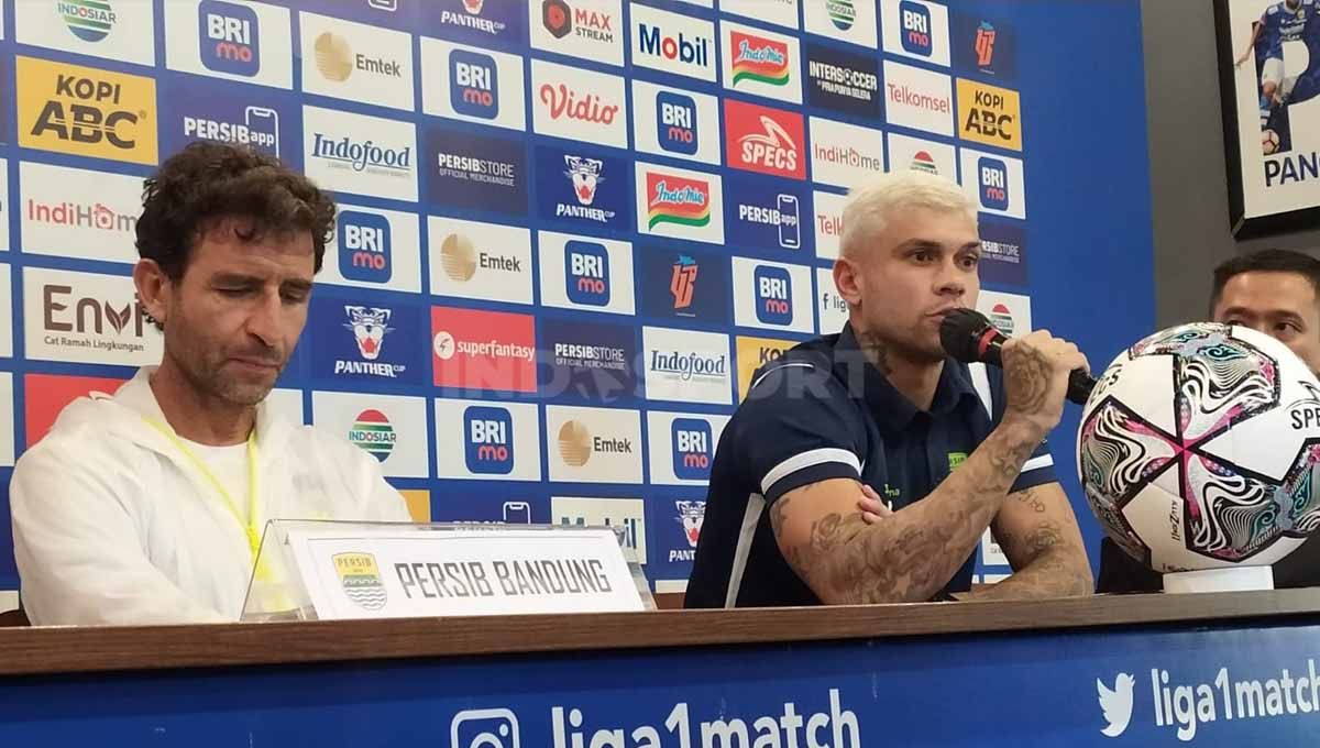 Pelatih Persib, Luis Milla (kanan) dan pemainnya Ciro Alves (tengah) saat konferensi pers menjelang pertandingan melawan Barito Putera. Foto: Arif Rahman/INDOSPORT Copyright: © Arif Rahman/INDOSPORT