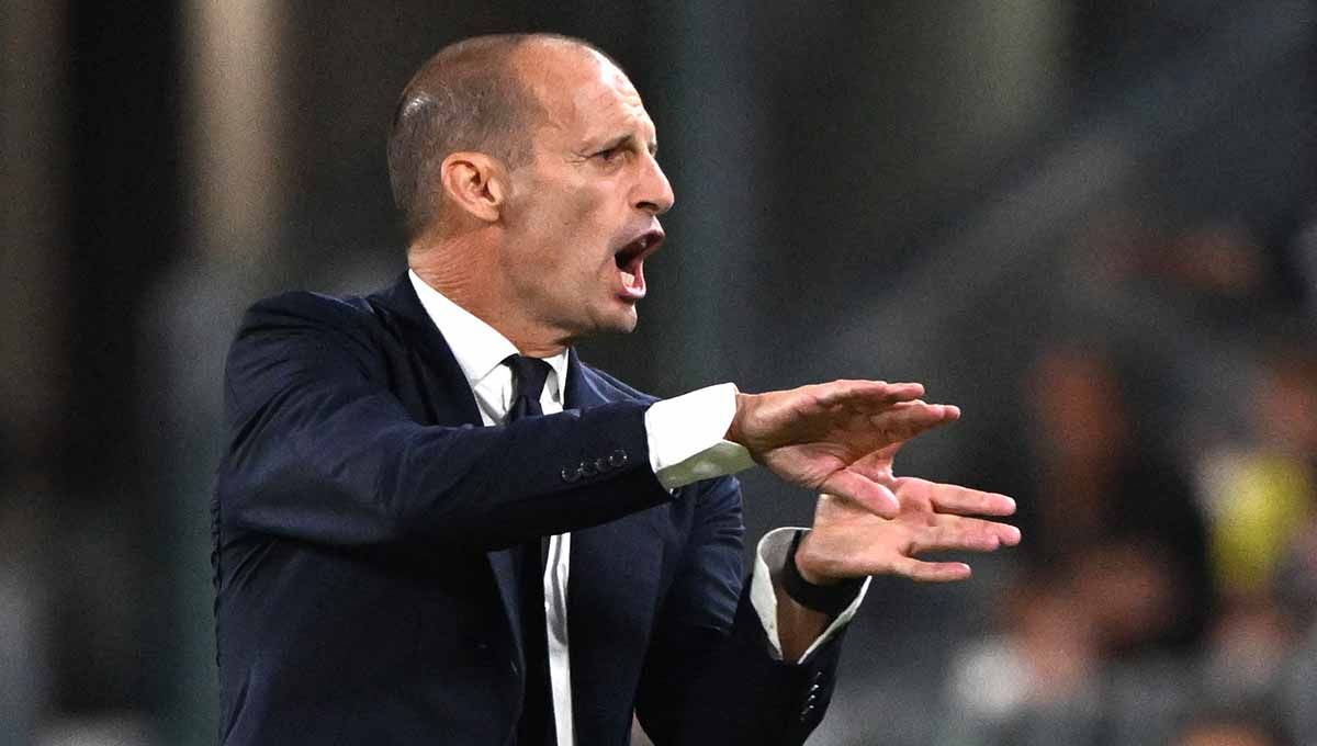 Pelatih Juventus, Massimiliano Allegri, tetap santai saja walau terancam dipecat oleh klub buntut kekalahan yang diderita Bianconeri di Liga Champions. Foto: REUTERS/Alberto Lingria Copyright: © REUTERS/Alberto Lingria