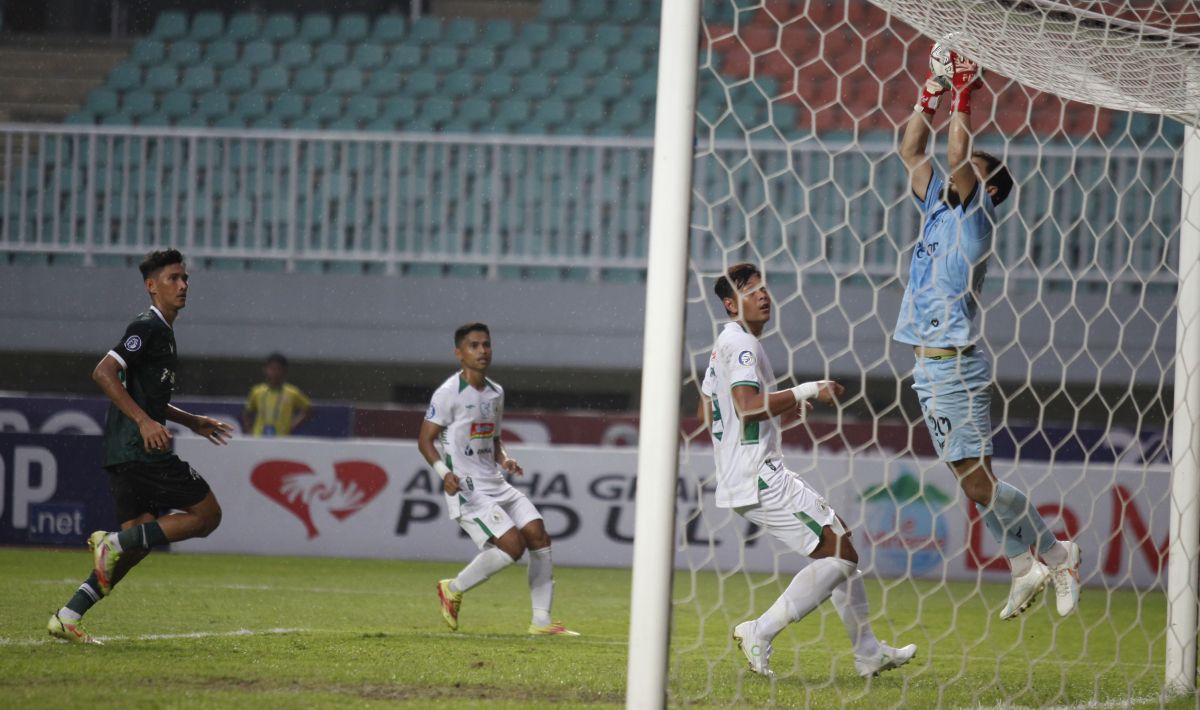 Kiper Persikabo 1973, Dicky Indriyana (kanan) menggagalkan peluang pemain PSS Sleman pada pekan ke-10 Liga 1 di Stadion Pakansari, Kamis (15/09/22). Copyright: © Herry Ibrahim/INDOSPORT