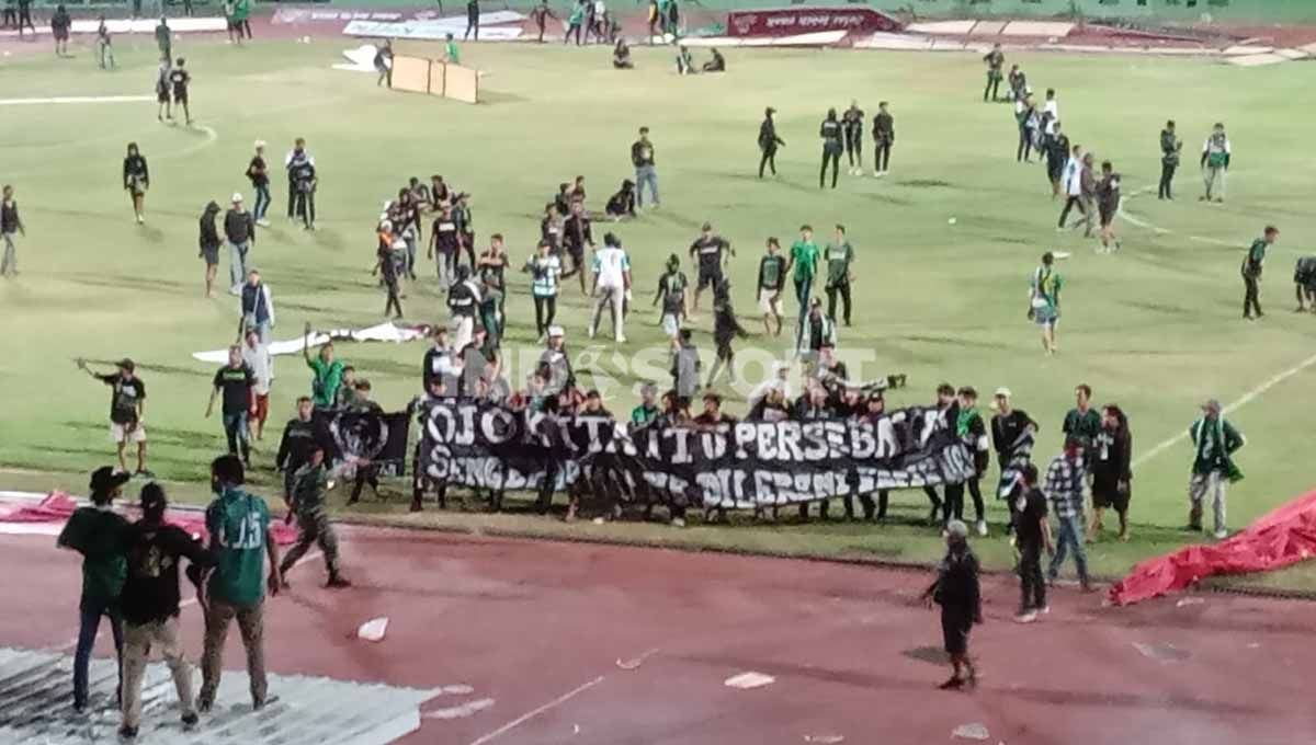 Suporter Persebaya mengamuk dgn memasuki lapangan seusai Persebaya kalah 1-2 menjamu Rans Nusantara FC di Stadion Gelora Delta Sidoarjo. Foto: Suporter Persebaya Copyright: © Ian Setiawan/INDOSPORT
