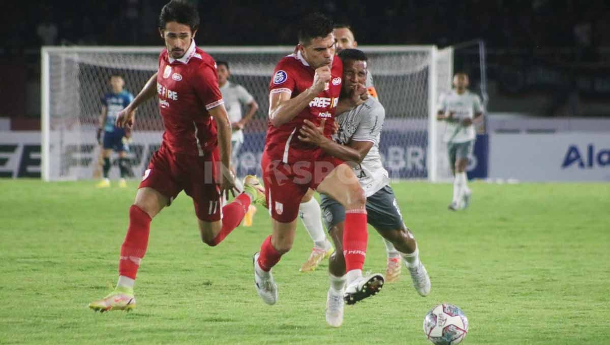 Indosport - Pertandingan antara Persis Solo vs Bali United di BRI Liga 1 2022. Foto: Nofik Lukman Hakim/INDOSPORT